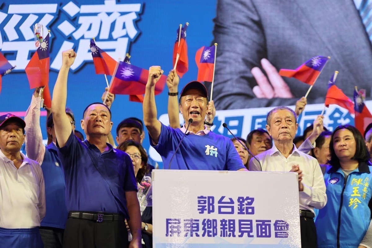 郭台銘9日到屏東慈鳳宮前舉辦「為台為民」造勢活動。 圖：翻攝郭台銘臉書