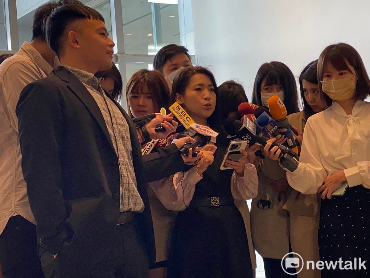 針對郭台銘將上節目談經濟，而徐巧芯受邀擔任主持人引爭議，徐今（9）日回應稱，黨部未下「郭台銘禁令」，且自不是「啦啦隊」，承諾將拿捏好分寸。 圖：周煊惠 / 攝