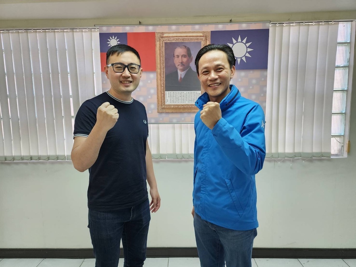國民黨新北市黨部主委黃志雄（右）宣布新北立委第12選區初選民調由廖先翔勝出。 圖：國民黨新北市黨部提供