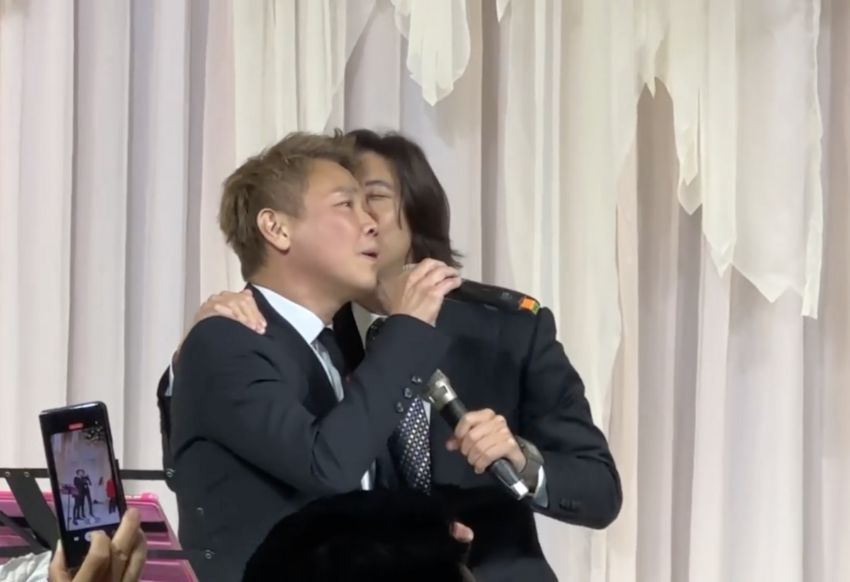 兩人合體獻唱《Forever Love》祝福新人，讓網友忍不住狂酸。 圖：翻攝自FB/黑人 陳建州