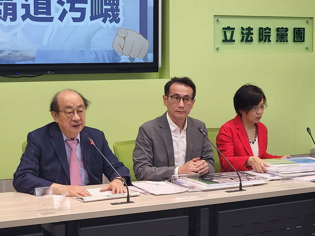 民進黨立法院黨團今天上午舉行「政府心存感謝，郭董霸道污衊」記者會。 圖：陳佩君／攝