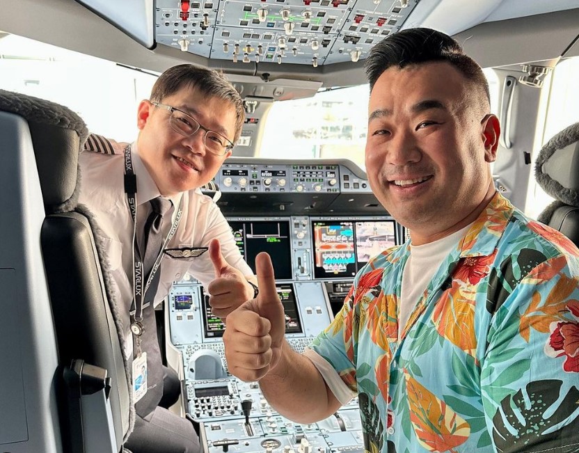 張國煒讓百萬航空網紅Sam進入駕駛艙採訪並合照，若該行為未經果主管機關同意，將違反規定。 圖：取自samchui IG