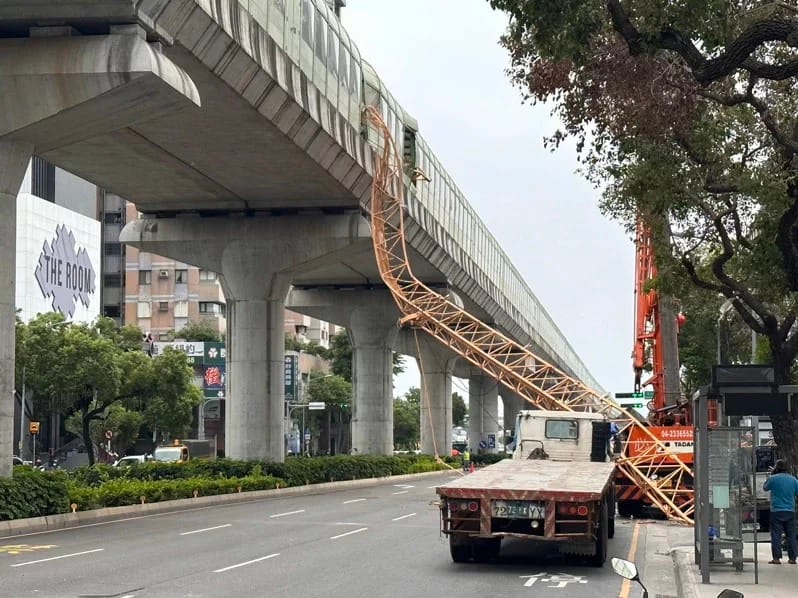 興富發建案發生吊臂倒塌意外，砸毀正好行經的中捷列車。 圖：翻攝畫面