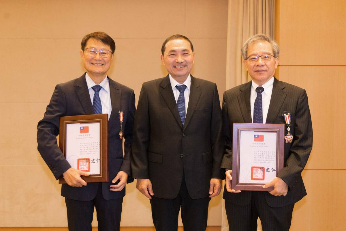 新北市住宅及都市更新中心董事長陳純敬（左）及新北捷運公司董事長林祐賢（右）分別榮獲行政院一等、二等功績獎章，由市長侯友宜轉頒功績獎章及證書。 圖：新北市新聞局提供