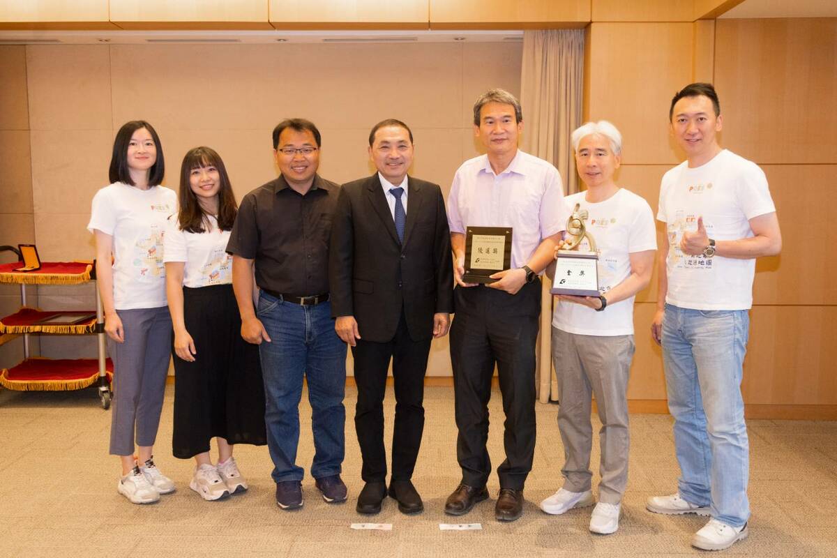 埔墘國小及萬里國小榮獲111年度「國民中小學推動能源教育標竿學校」殊榮，今日由校長劉能賢（右二）、余昆旺（右三）於市政會議獻獎，與市長侯友宜分享榮耀及推動能源教育的豐碩成果。 圖：新北市新聞局提供