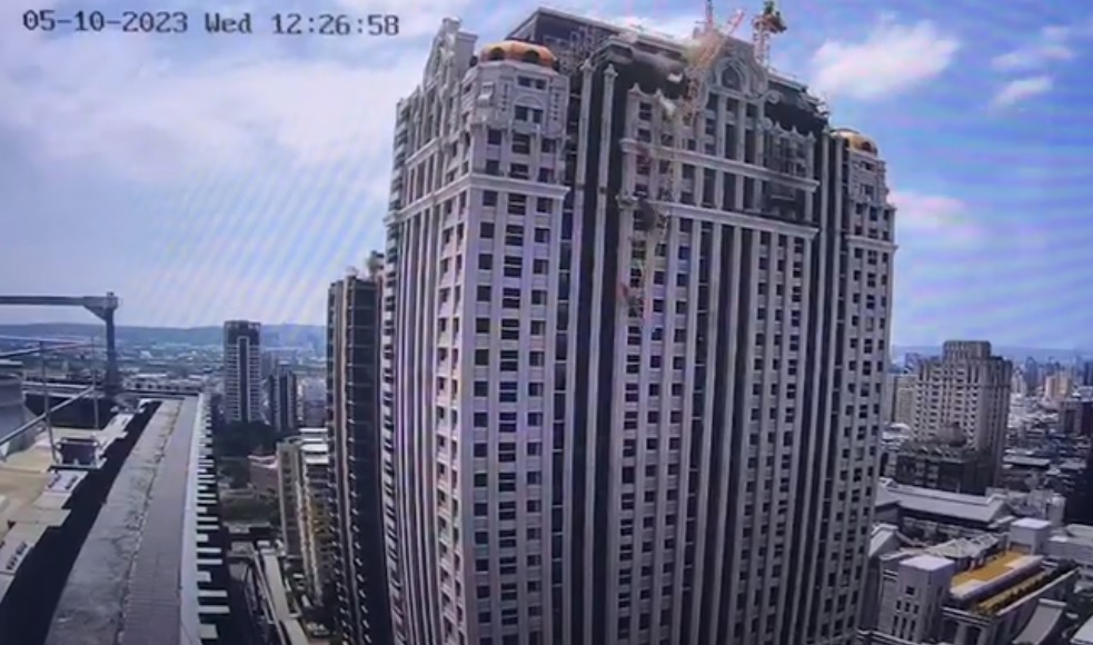 興富發建案施工吊臂從頂樓掉落，砸中中捷列車 圖:翻攝畫面