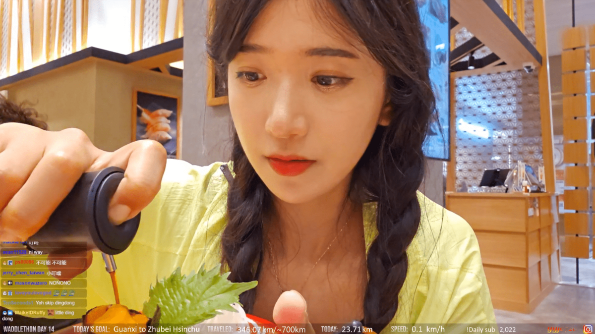 走了一天的企鵝妹，晚餐到竹北大遠百吃壽司。 圖：翻攝自Twitch/Jinnytty