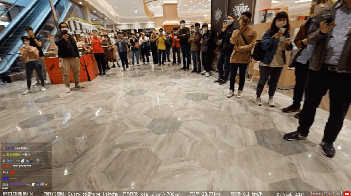 吃完壽司走出店外，企鵝妹發現店門口竟圍了大批粉絲，讓她當場傻眼。 圖：翻攝自Twitch/Jinnytty
