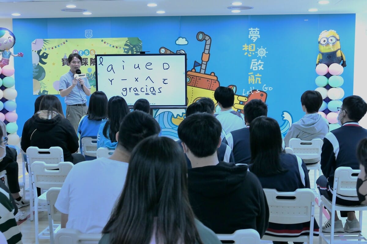 醒吾科大應英系主任張煜權讓學生們了解所有的語言，都可以與英語相通，了解英語後其他語言都能相互應用。 圖：吾限熊報社潘奕成/攝