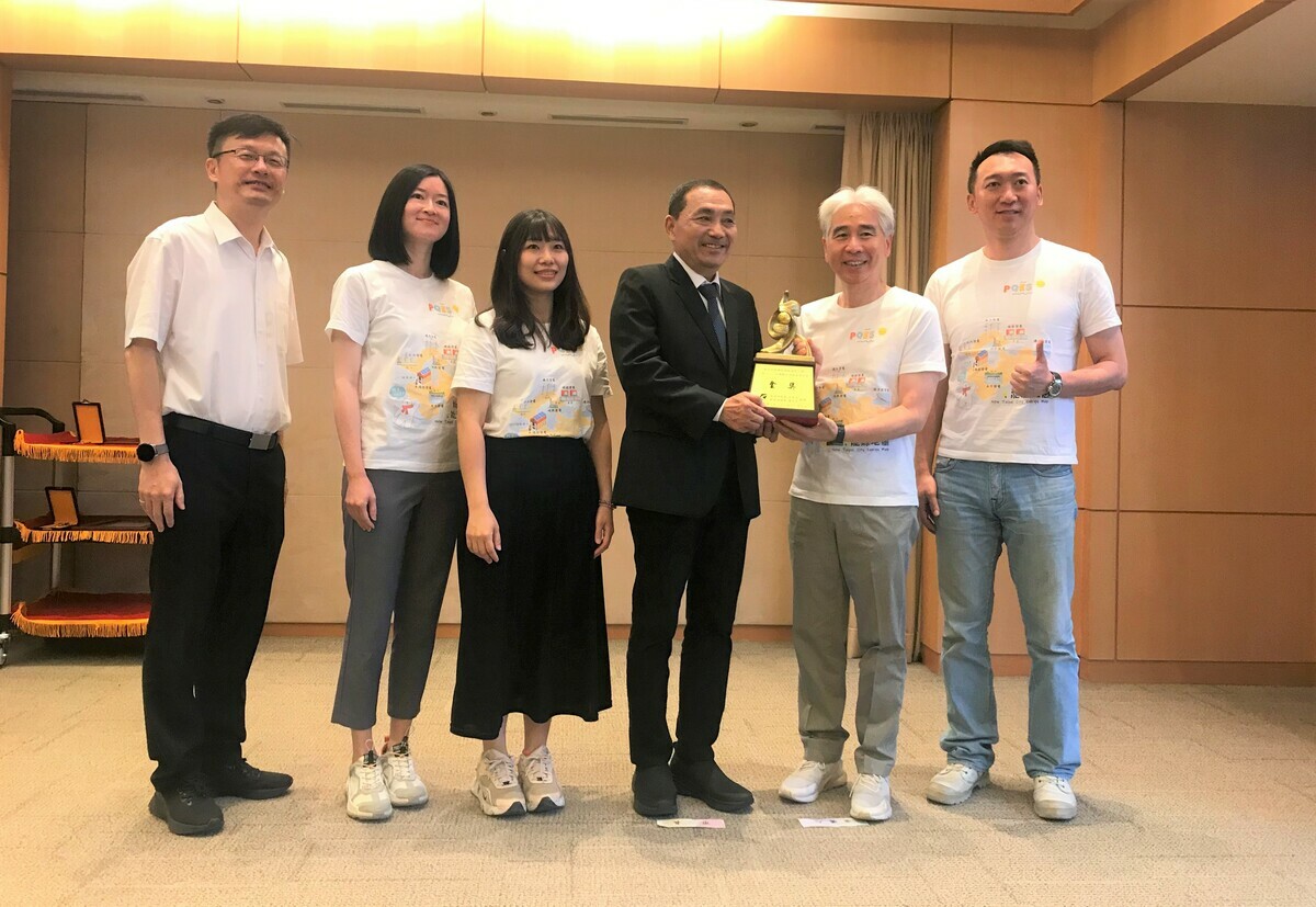 埔墘國小奪得「國民中小學推動能源教育標竿學校」金獎於市政會議獻獎。（右2埔墘國小校長劉能賢、左1為教育局長張明文） 圖：新北市教育局提供