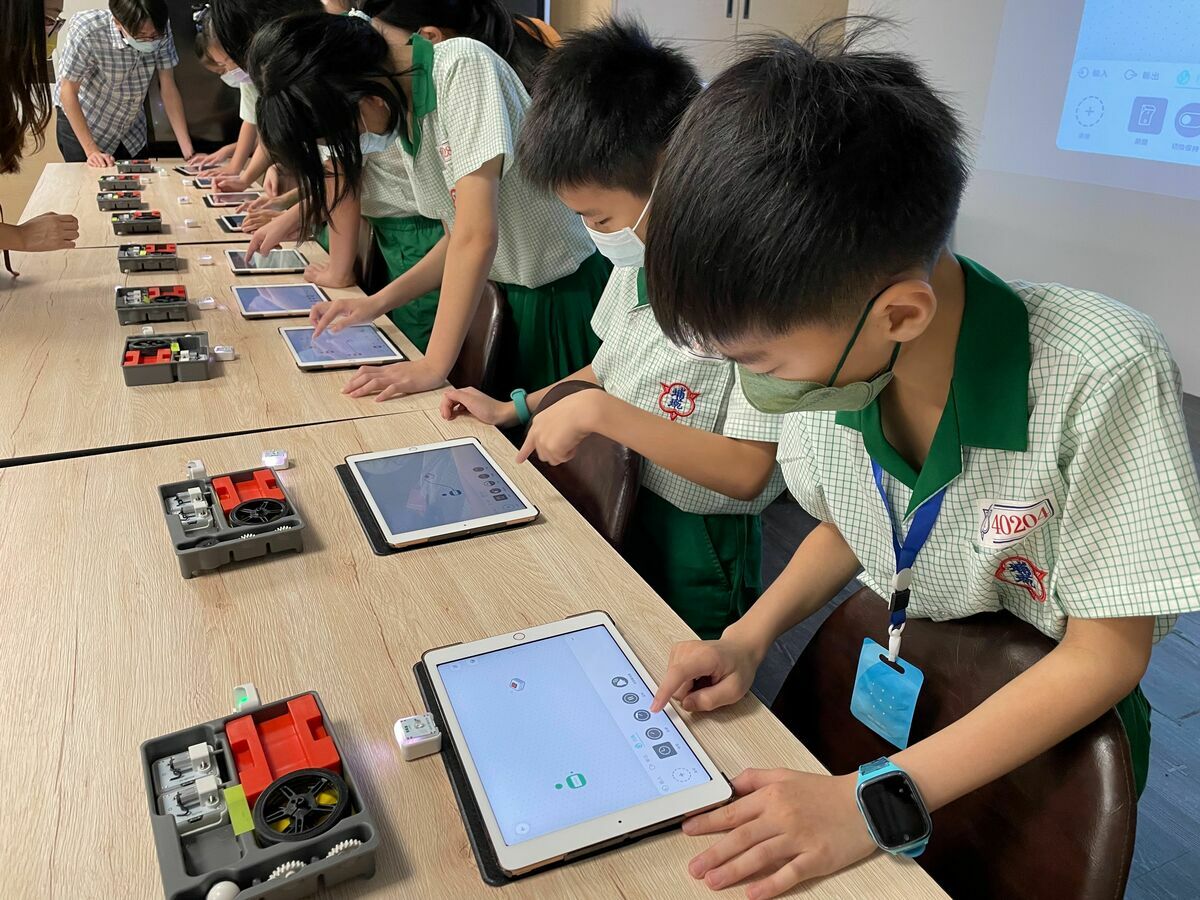 埔墘國小辦理Ssm Labs智慧燈具學生體驗營。 圖：新北市教育局提供