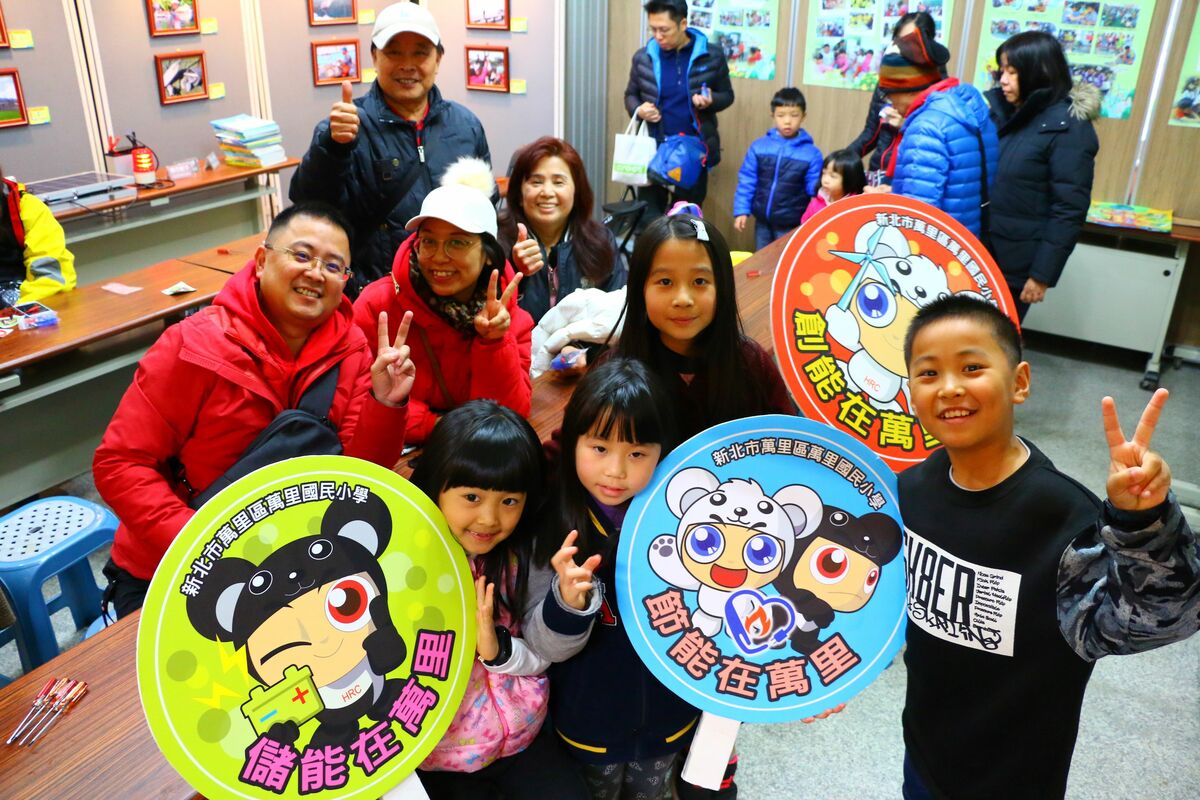 萬里國小與新北市永續環境教育中心合推「北北基能源小鐵人競賽暨能源教育展攤」。 圖：新北市教育局提供