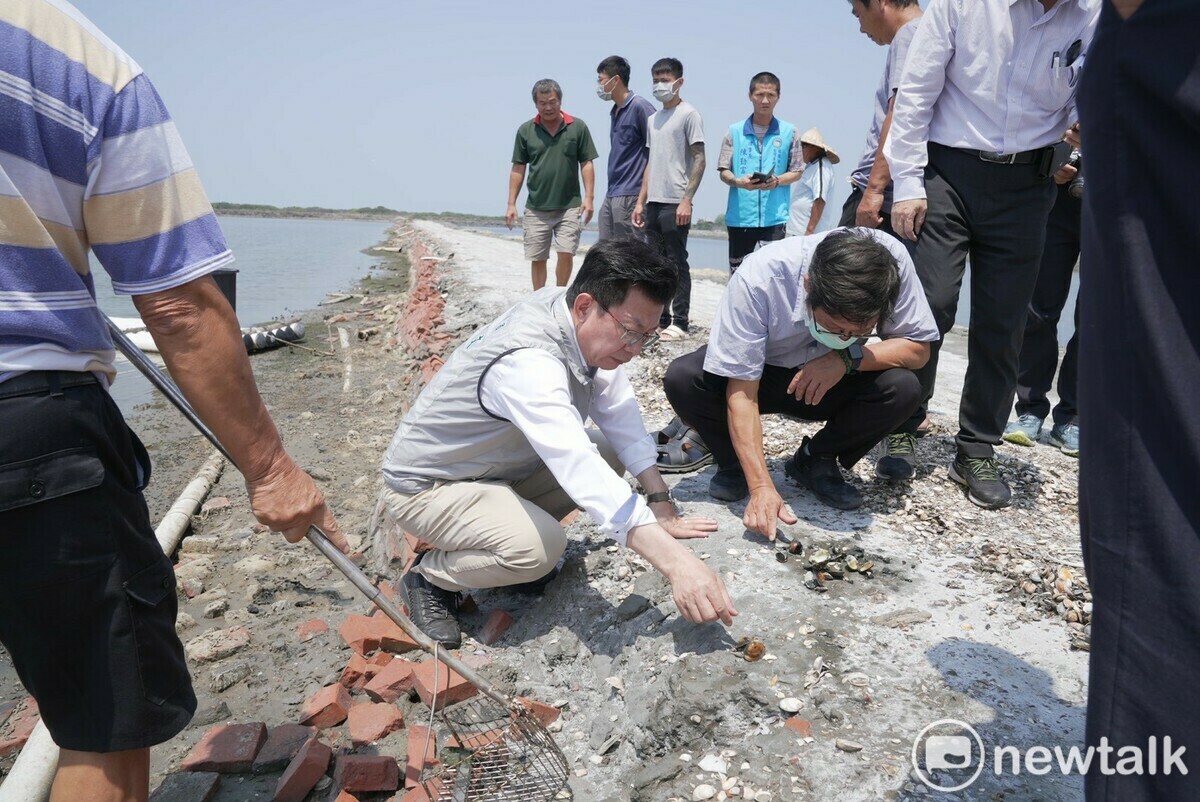面對極端氣候，導致七股養殖文蛤大量死亡，立委郭國文與台南市議員蔡蘇秋金邀請漁業署、水試所、台南市政府農業局、台縣區漁會到現場會勘，並與漁民進行座談會，協助傳達地方漁民心聲。 圖：郭國文服務處提供