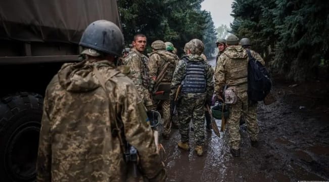 烏軍近日在巴赫穆特地區進行反攻，俄軍稱烏軍派出1000名士兵、40輛戰車支援行動。（圖為烏軍不斷增援巴赫穆特前線） 圖 : 翻攝自騰訊新聞/空天力量(資料照)