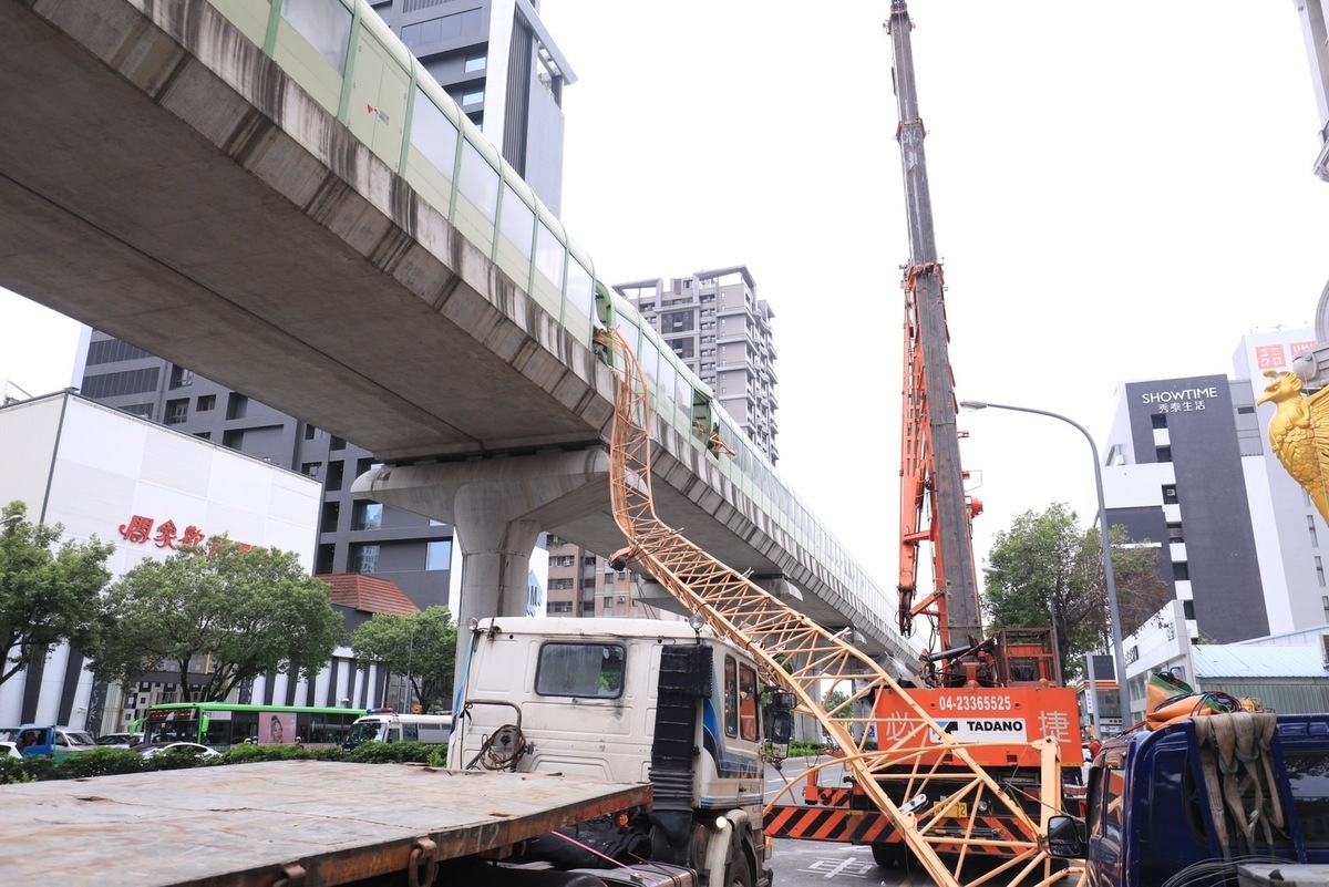 文心愛悅建案施工不當造成中捷乘客1死10傷的意外，交通部表示，目前正重新檢視，擬定修「大眾捷運系統兩側禁建限建辦法」。 圖：台中市政府／提供