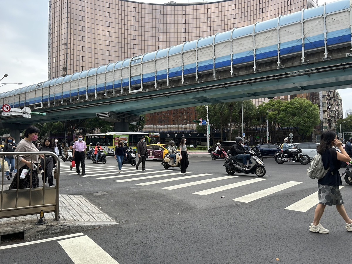 交通部長王國材日前曾提出針對行人較多的路口實施「行人專用時相」。交通部次長陳彥伯今日進一步指出，全台目前有547處適用。 圖：林岑韋／攝（示意圖）