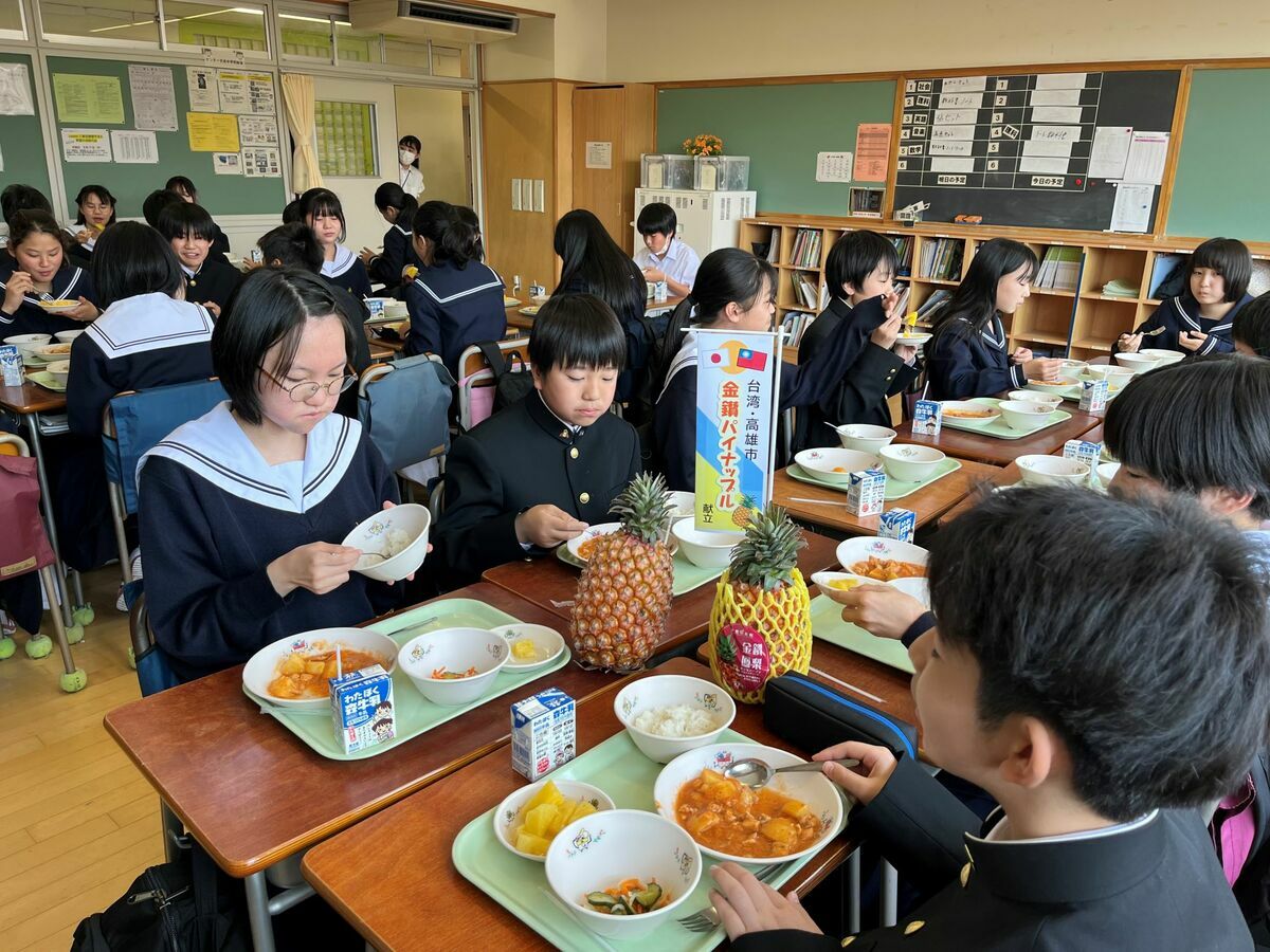 日本中學生餐桌吃由高雄市直送的鳳梨。 圖：高雄市農業局/提供