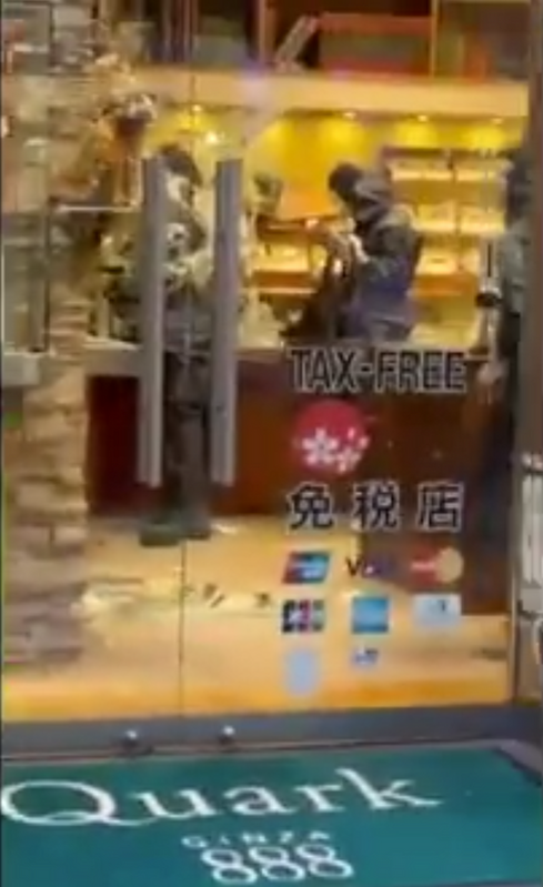 東京銀座近期發生一起奢侈品店的搶劫案件， 3 名蒙面男子在 8 日持刀闖入勞力士專賣店，搶劫了多枚高價腕表。 圖：翻攝自NHK推特