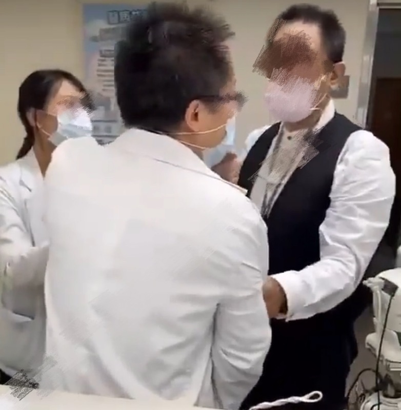 內湖三軍總醫院神經外科主治醫師顏尚易，判斷病患不需要開立巴氏量表，引發張姓家屬不滿。張男在院內對顏醫師大聲辱罵並揮拳毆打，造成顏醫師受傷。 圖：翻攝自顏尚易臉書專頁