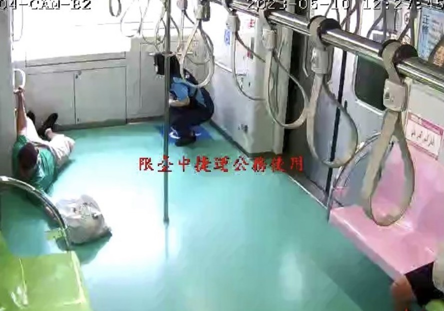 中捷列車撞上掉落的吊臂，乘客應聲跌倒。 圖：台中捷運／提供