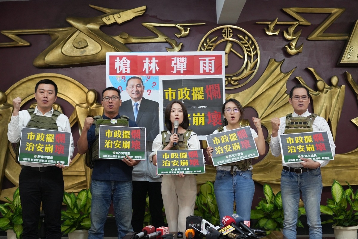民進黨議員穿上防彈衣質詢，抗議新北治安大崩壞。 圖：新北市議會民進黨團/提供