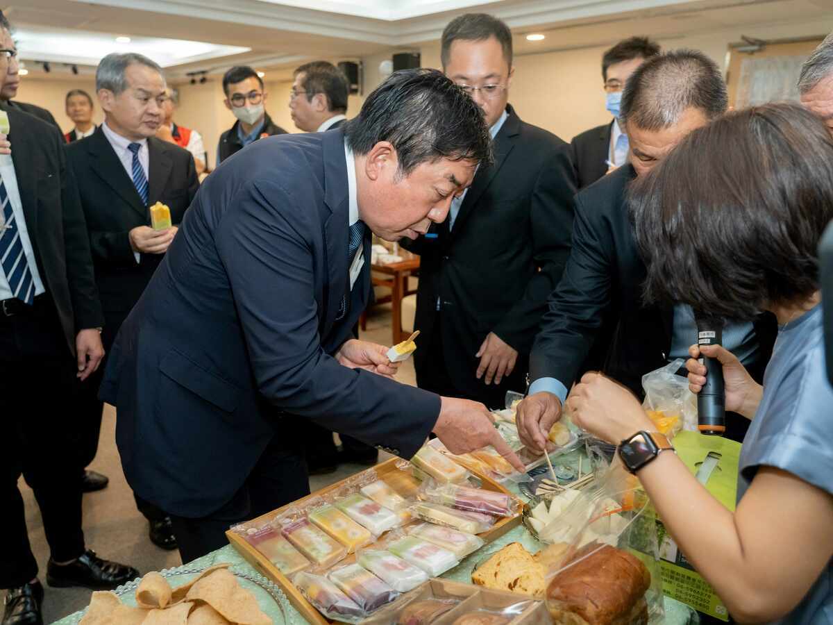 台南市長黃偉哲安排外賓品嚐新鮮鳳梨、急凍鮮果與不加一滴水的鮮果冰棒、綠竹筍、鳳梨吐司、蝦餅等多元產品，希望這些優質商品有機會上架，前橋市長山本龍試吃後大呼美味，並稱讚這些產品都有在日本熱銷的潛力。 圖：台南市政府提供
