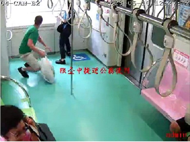 12:27:42 車內旅客開始有防護動作。 圖：台中捷運／提供