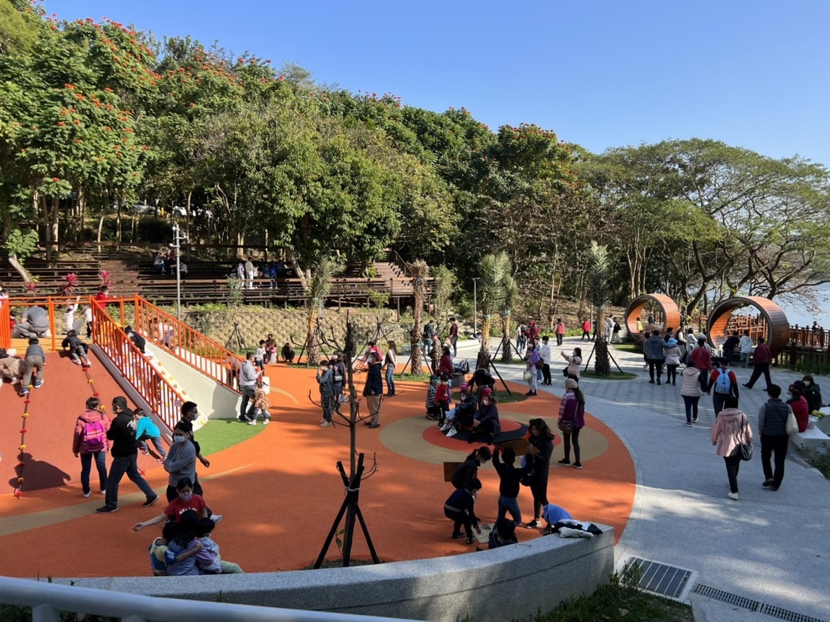 因應新化神社遺構歷史建築本體修復工程，原街頭藝人表演場地改至全齡式遊憩場進行展演。 圖：台南市政府觀光旅遊局／提供