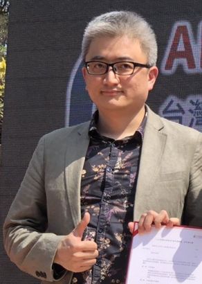 杜奕瑾表示，雖然很多社群軟體完全免費，但使用者並非完全不用付出代價，使用者的隱私與認知，往往就是被販賣的商品。 圖：翻攝自維基百科