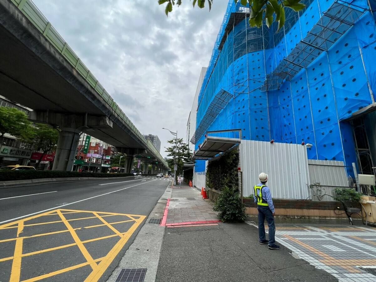文湖線毗鄰捷運50公尺內建物巡查作業。 圖：台北市政府捷運工程局／提供