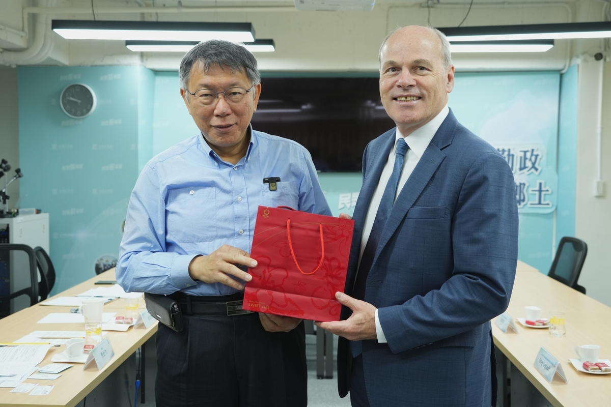 加拿大駐台北貿易辦事處代表倪傑民（Jim Nickel）今（11日）上午帶領公共關係主任呂明銳（Martin Laflamme）、公共關係副主任Greg Legault拜會民眾黨主席柯文哲。 圖：民眾黨 / 提供