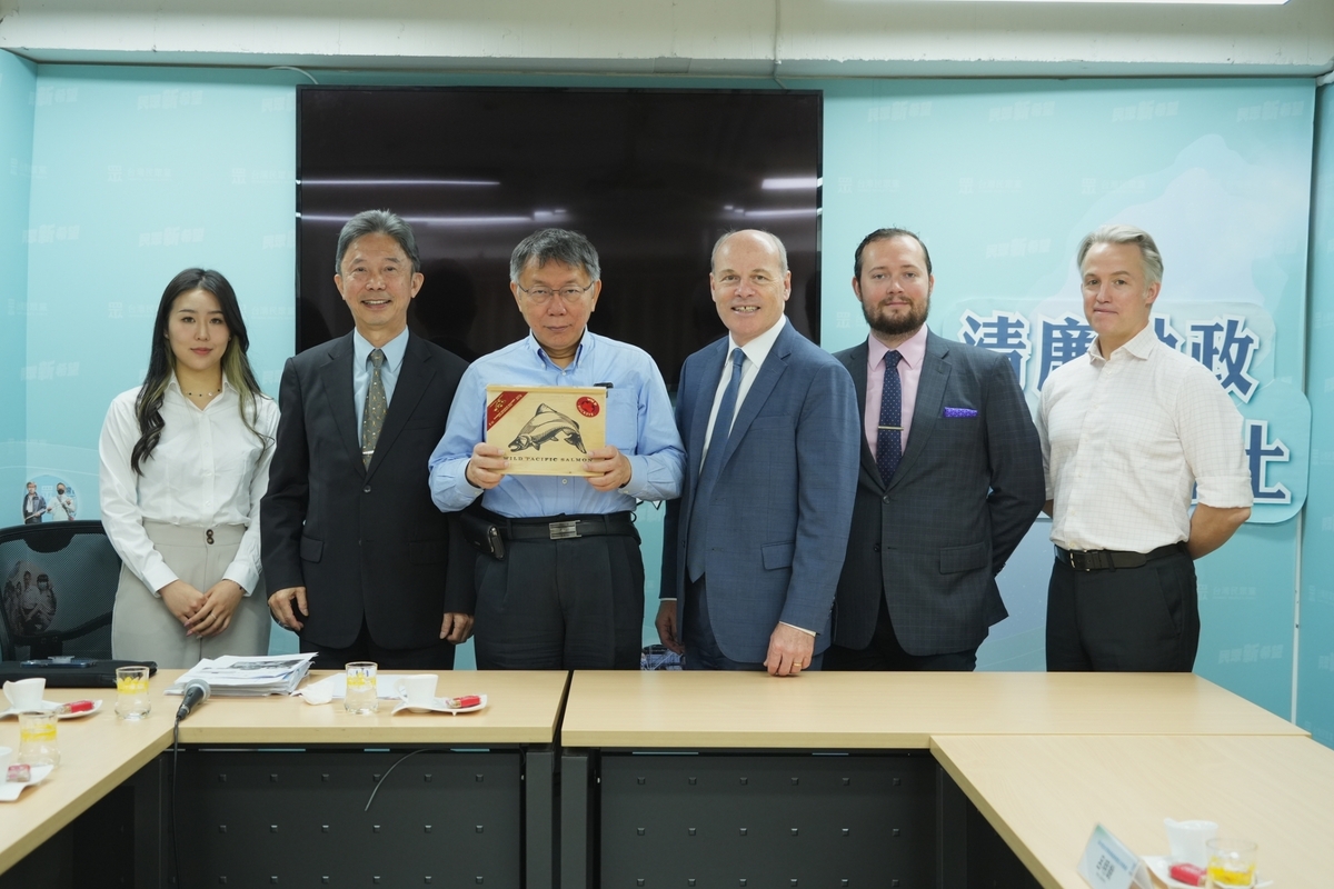 加拿大駐台北貿易辦事處代表倪傑民（Jim Nickel）今（11日）上午帶領公共關係主任呂明銳（Martin Laflamme）、公共關係副主任Greg Legault拜會民眾黨主席柯文哲。 圖：民眾黨 / 提供