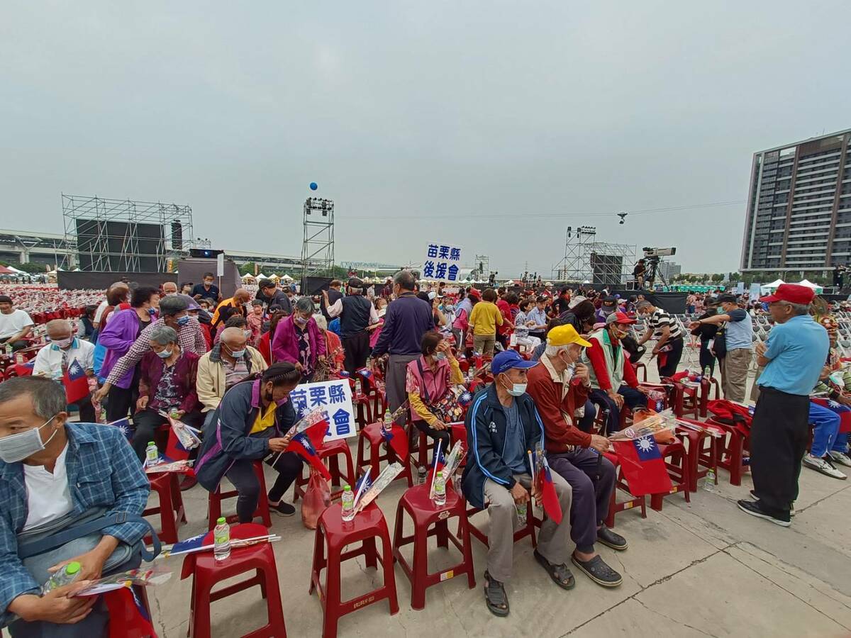 各地動員來的支持者陸續進場。 唐復年/攝