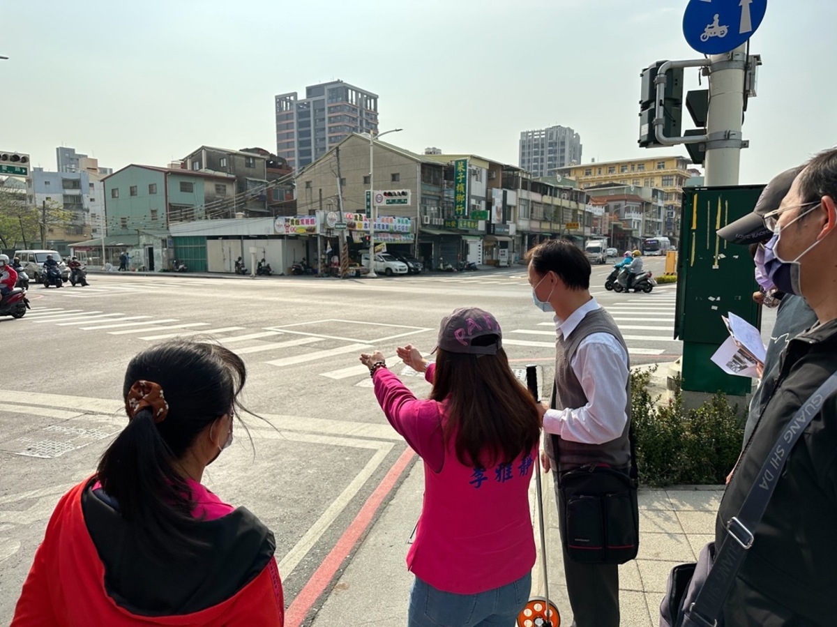 李雅靜(左二)手比博愛路與經武路口標線不對稱。 圖：李雅靜服務處提供
