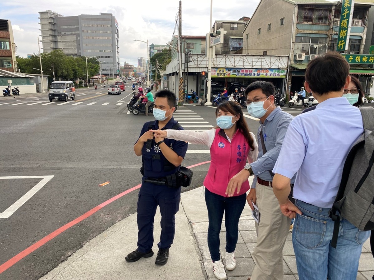 李雅靜(左二)要求交通部重視人命。 圖：李雅靜服務處提供