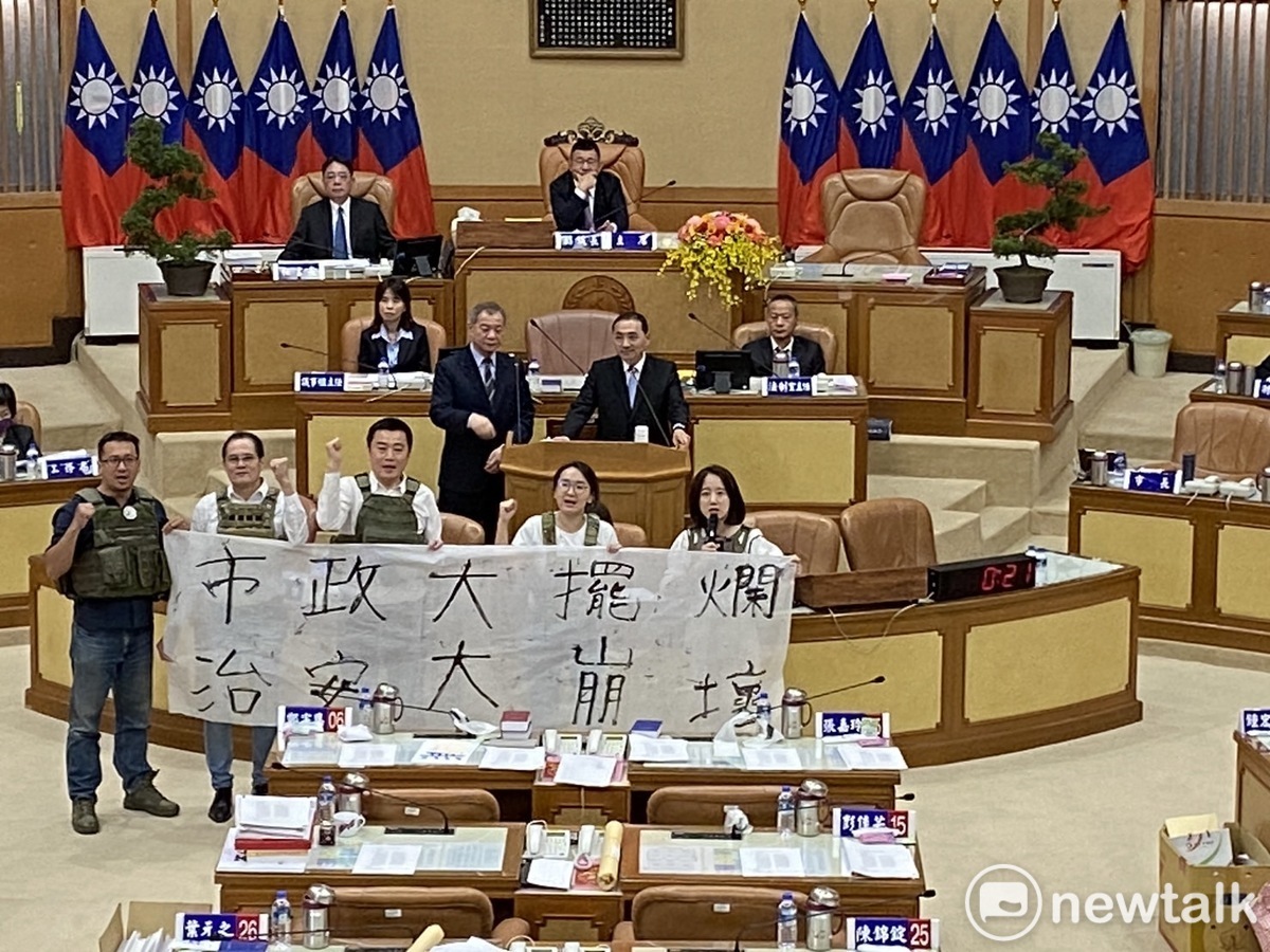 民進黨議員批侯友宜市政大擺爛、治安大崩壞。 圖：林昀真／攝