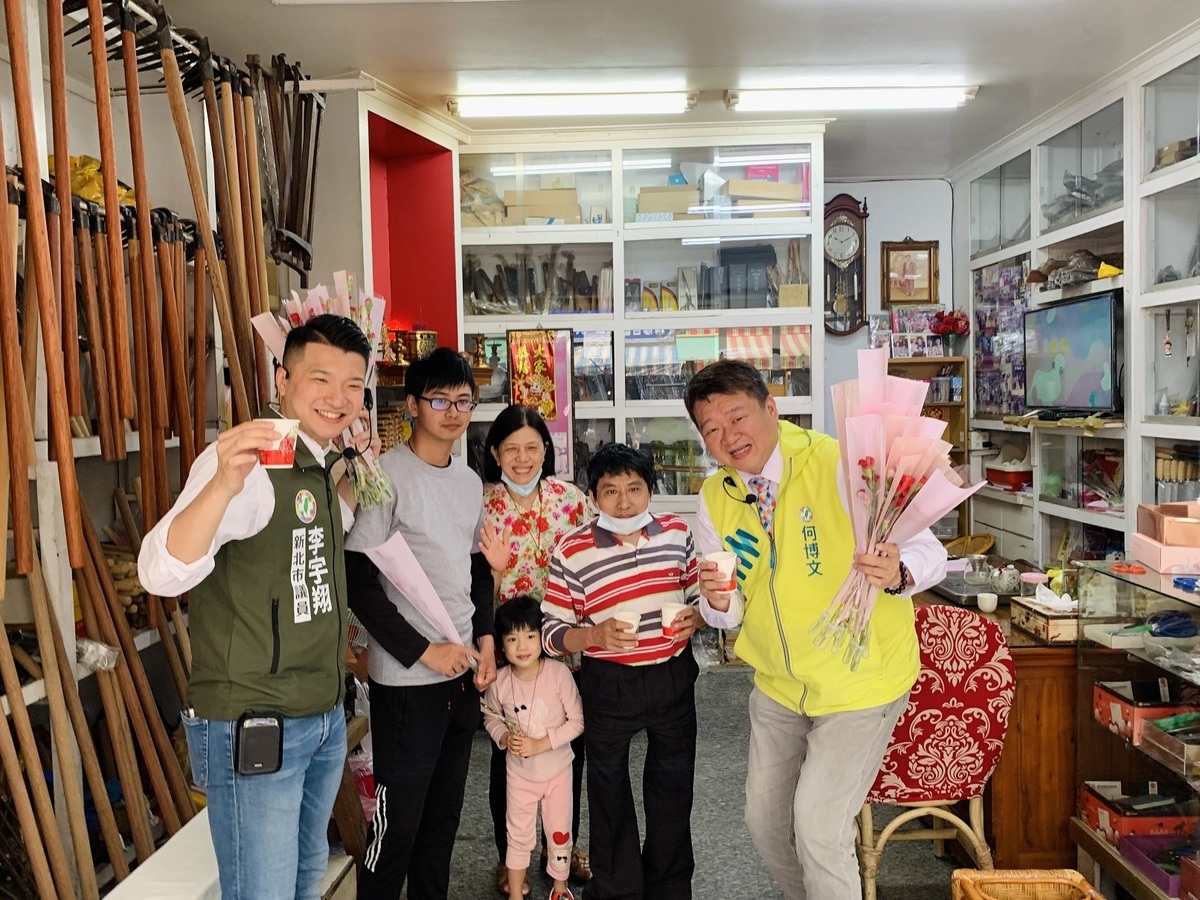 在地市議員李宇翔、里長陳岳宏也共同參與今日活動。 圖：民進黨新北市黨部提供