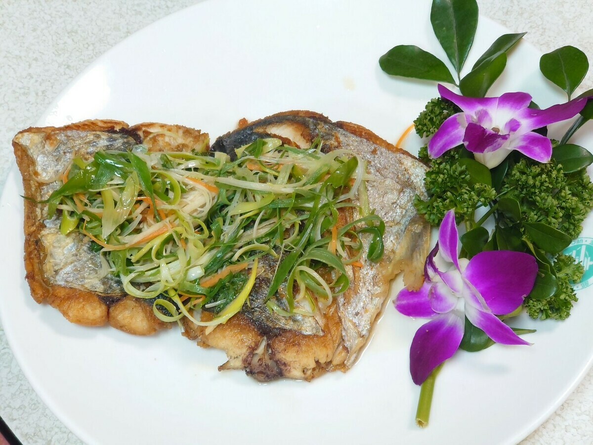 香酥可口的乾煎馬加剪魚排。 圖：新北市漁業處提供