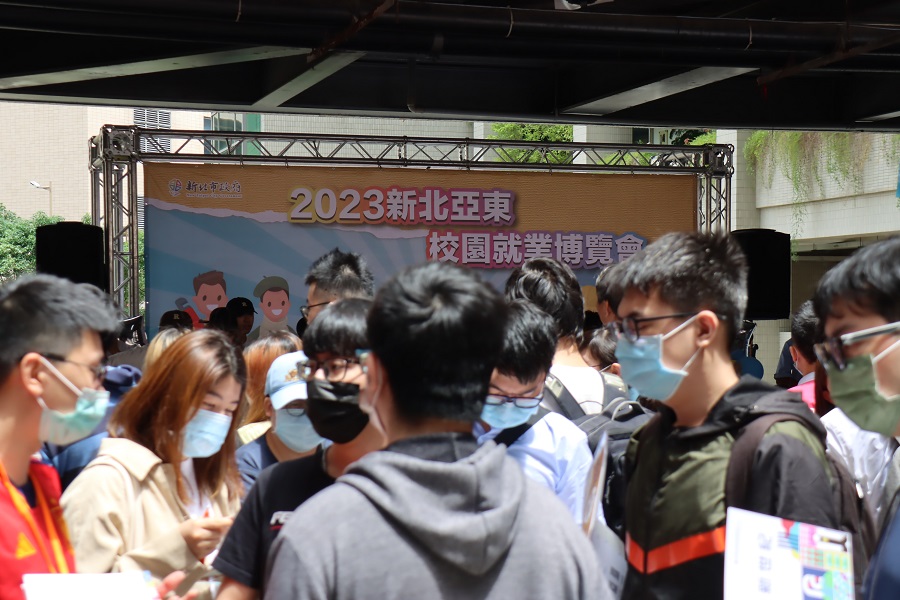2023亞東科大校園就博會現場人潮。 圖：新北市就服處提供