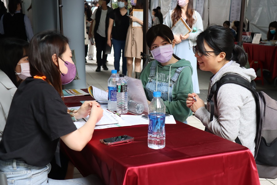 廠商與學生面談。 圖：新北市就服處提供
