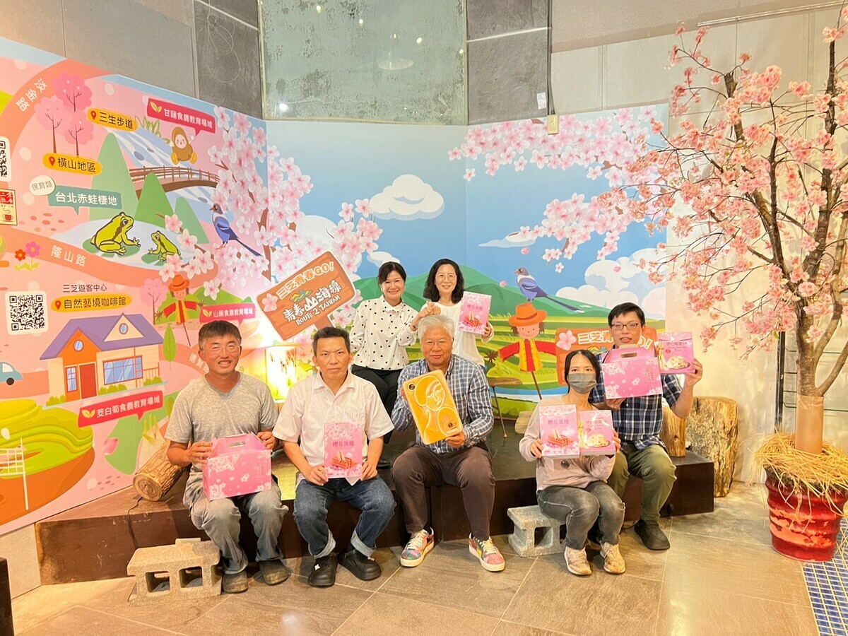 三芝二號倉庫為今年進階輔導群聚型店家代表，輔導業者設計改造風格形象牆及開發櫻花意象產品一致性包裝設計，成為三芝代表性示範平台。 圖：新北市經發局提供