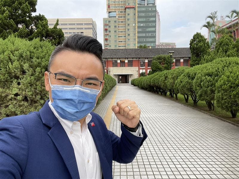 洪孟楷證實父親是興富發獨董，他警告，若無限上綱、影射、惡意帶風向，絕不寬貸。 圖：翻攝洪孟楷臉書