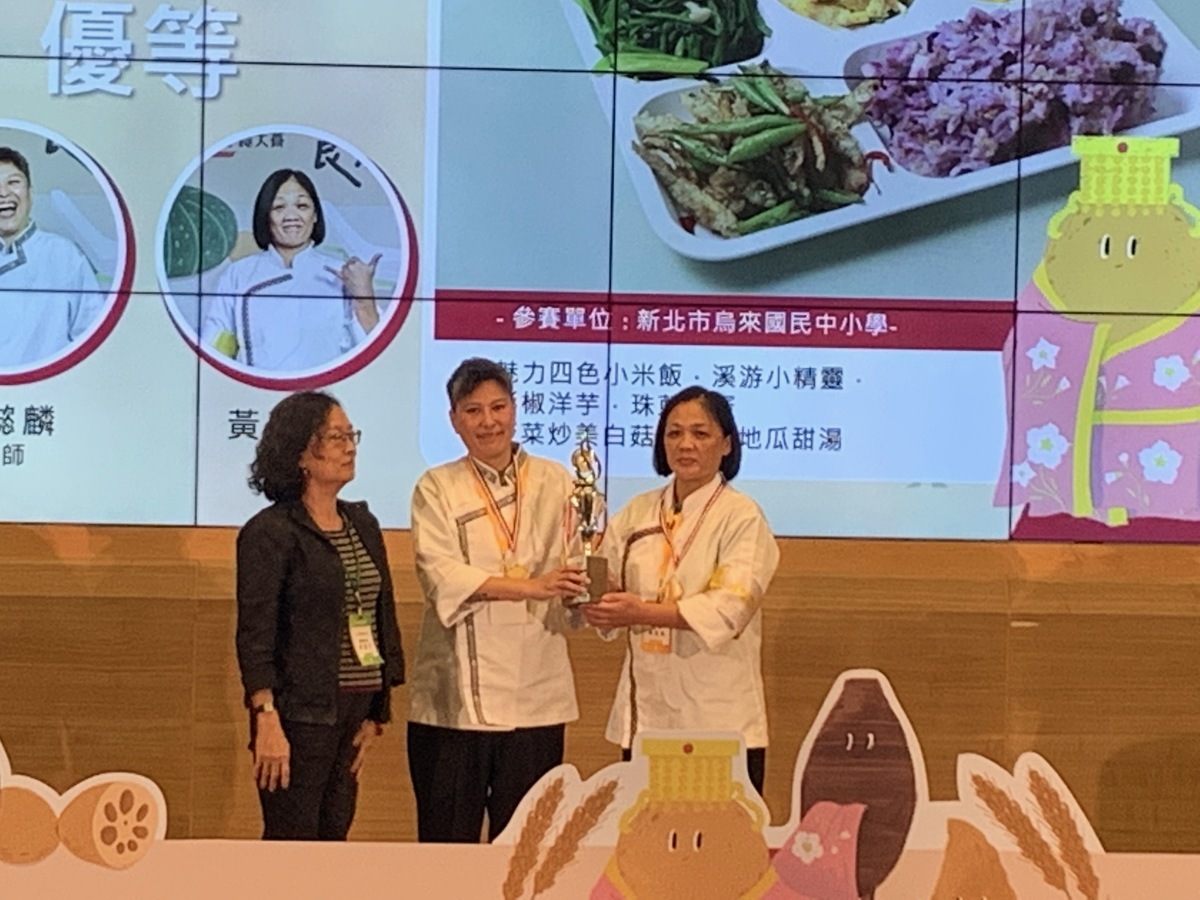午餐大賽頒獎典禮，李懿麟廚師（中）、黃彩鳳廚師（右1）。 圖：新北市教育局提供