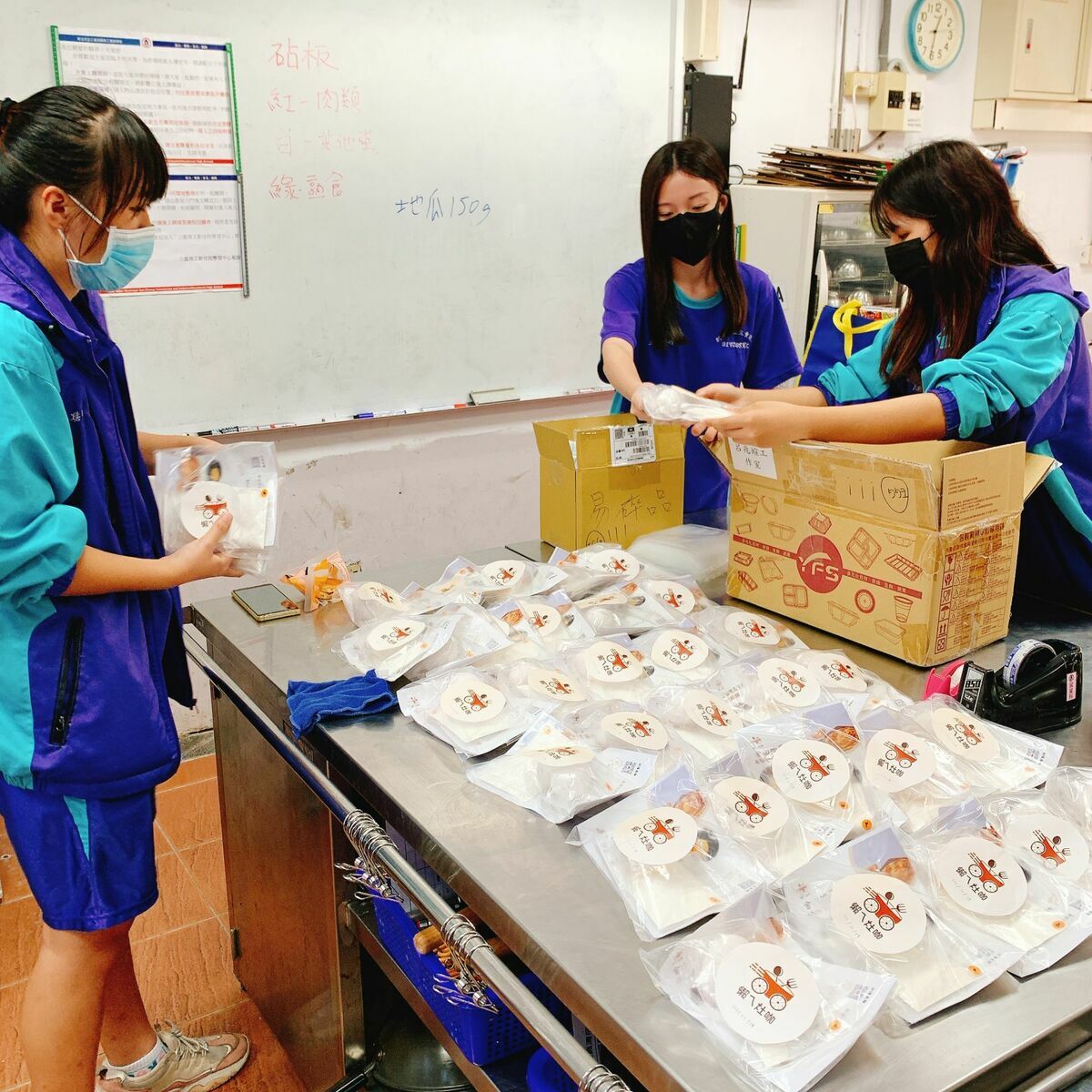 疫情期間，民眾在家煮飯頻率增加，三重商工學生發揮創新，建立「懶ㄟ灶咖」─Meal Kit懶人包專賣店。 圖：新北市教育局提供