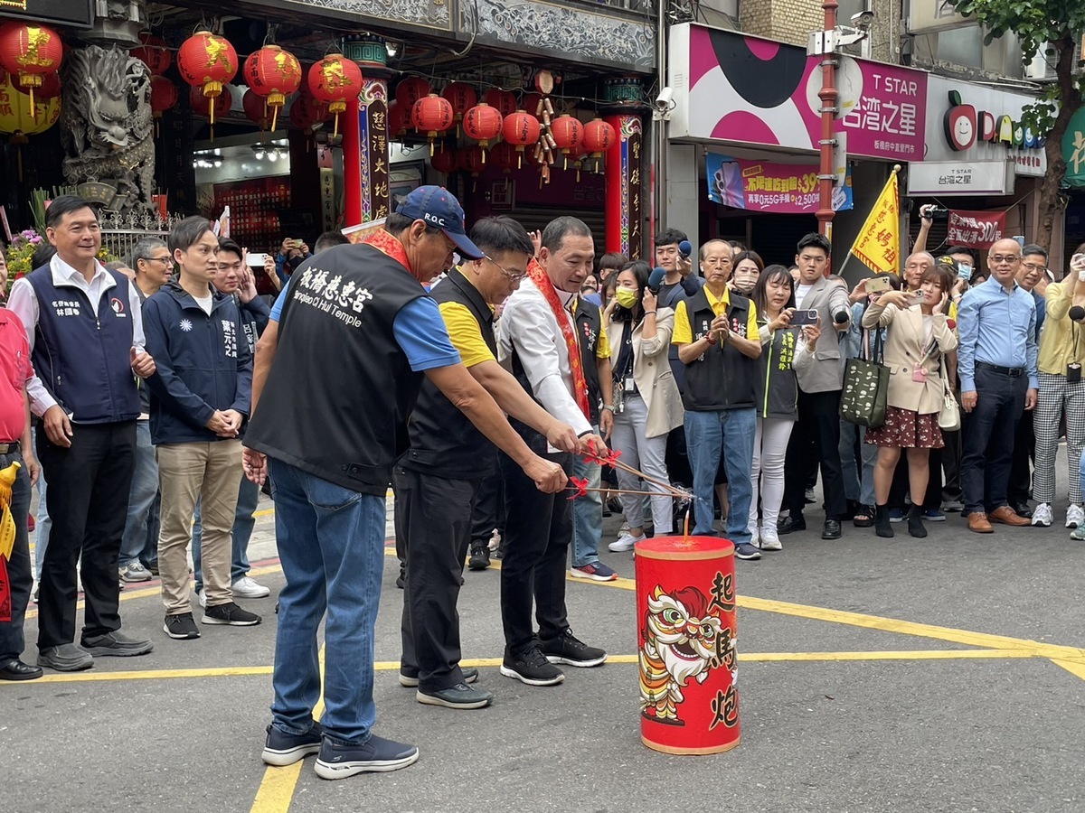 侯友宜(前右)、郭台銘(前左)與慈惠宮主任委員賴春穆(前中)、板橋區各級民意代表點放起馬炮，為板橋一年一度的盛事揭開序幕。 圖：新北市民政局提供