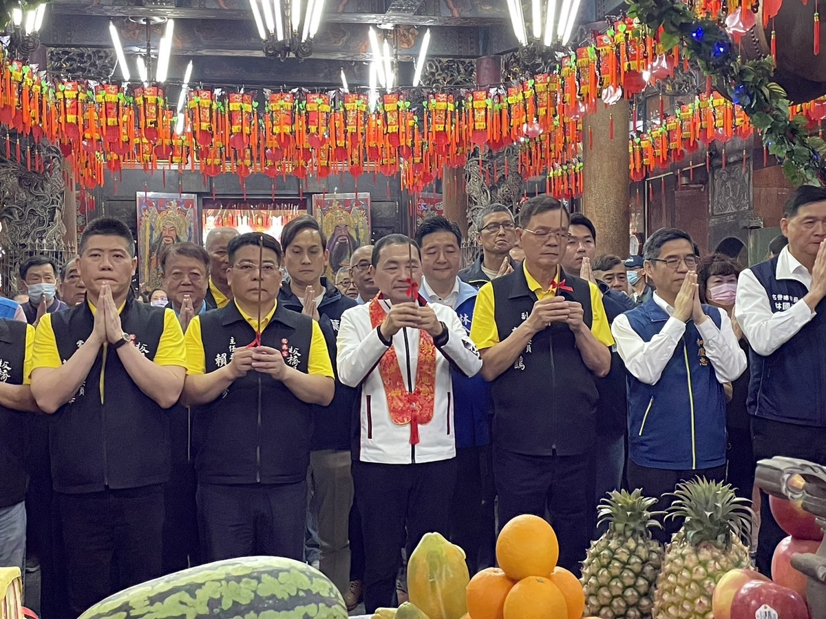 侯友宜一早便前往參拜恭祝媽祖聖誕千秋，並祈求國泰民安、市民安居樂業 圖：新北市民政局提供