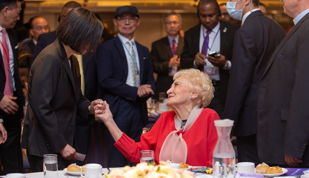 總統蔡英文12日出席2023年國家祈禱早餐會與空中英語教室創辦人彭蒙惠打招呼 圖：總統府提供