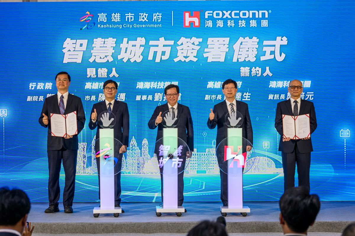 高市府打造亞灣2.0，11日舉行簽署儀式，市長陳其邁（左二）感謝中央部會力挺，行政院副院長鄭文燦出席（中），鴻海科技集團由資訊長龔培元（右）代表。 圖：高雄市經發局／提供