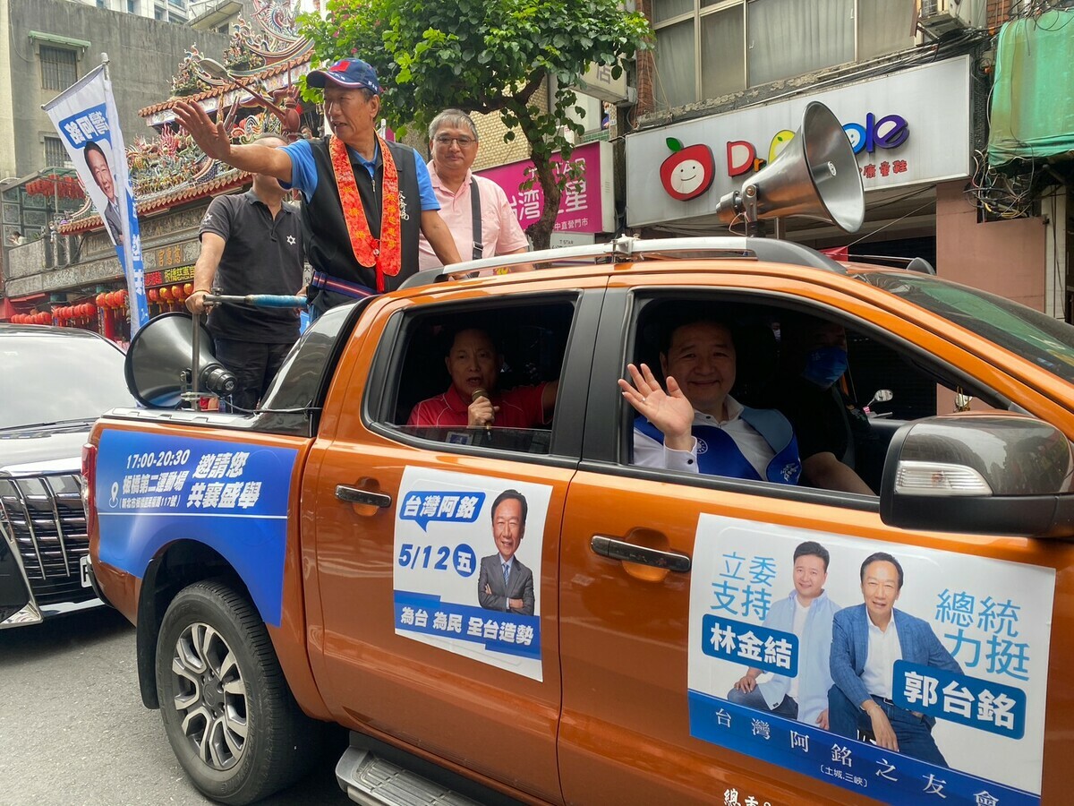 郭台銘上午在板橋車隊掃街，林金結（前方副駕駛座）也搭車隨行。 圖：林金結服務處提供