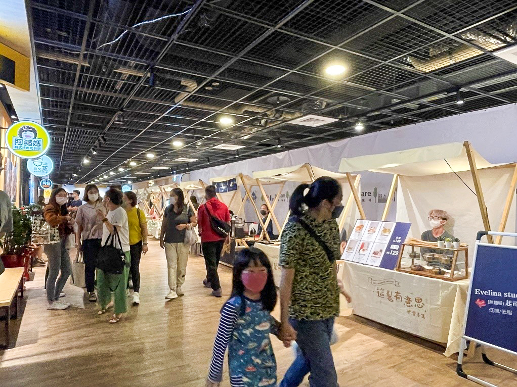 「DCC square碧潭廣場」於每週末舉辦「這髦有意思」市集活動，吸引眾多人潮。 圖：新北市經發局提供